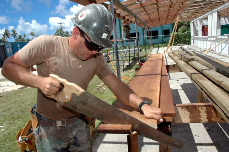 menuisier-FLAYOSC-min_worker_construction_building_carpenter_male_job_build_helmet-893290